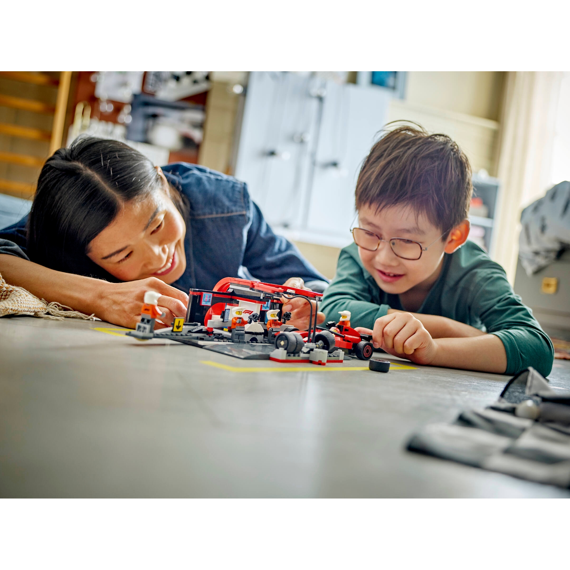 F1 Pit Stop & Pit Crew With Ferrari Car - Image 7