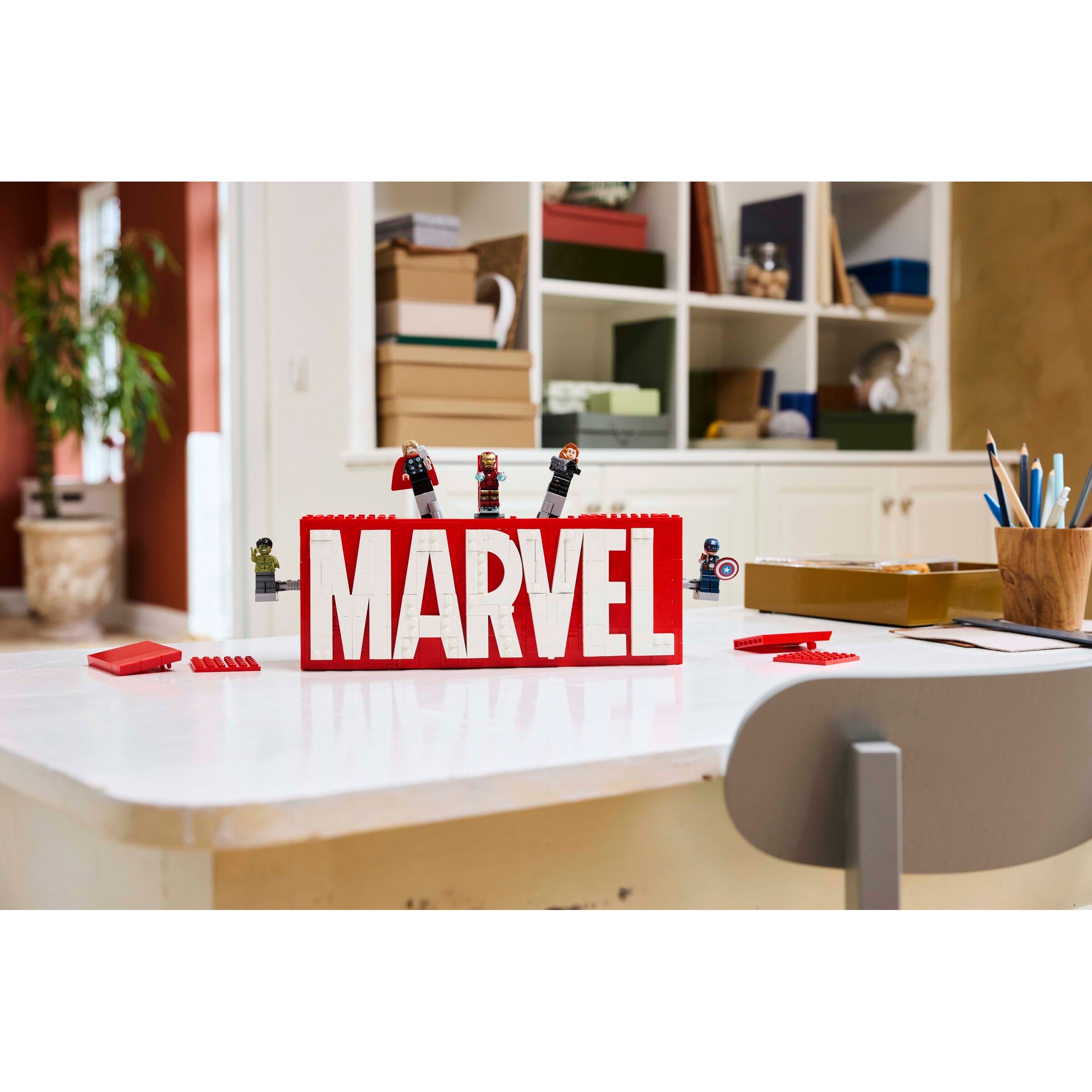 Marvel Logo & Minifigures - Image 9